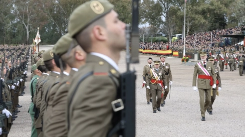 El rey pasa revista a las tropas.