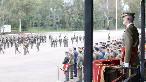 El rey preside el desfile de tropas.