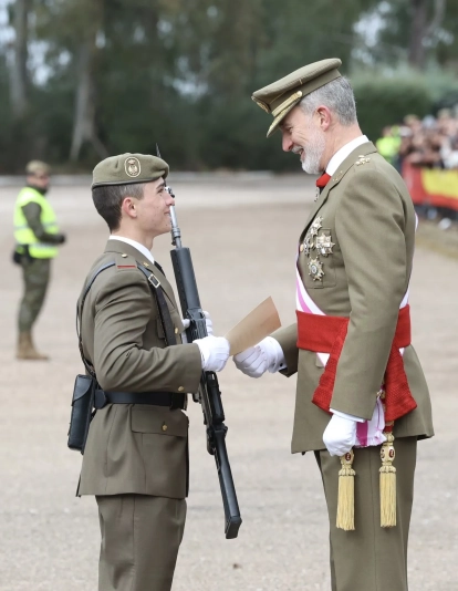 El rey conversa con un soldado.