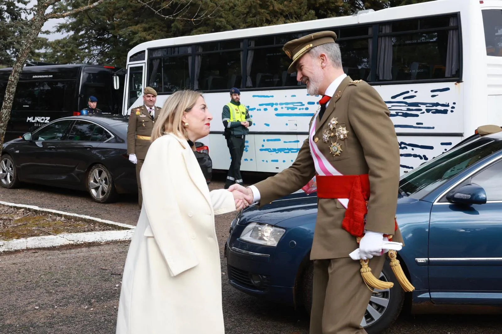 María Guardiola saluda a Felipe VI en una imagen de archivo. / LP