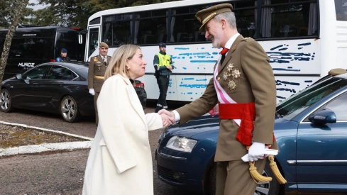 María Guardiola saluda a Felipe VI en una imagen de archivo. / LP