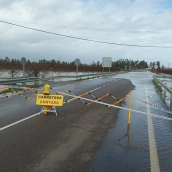 Carretera cortada al tráfico por las fuertes lluvias. / ARCHIVO