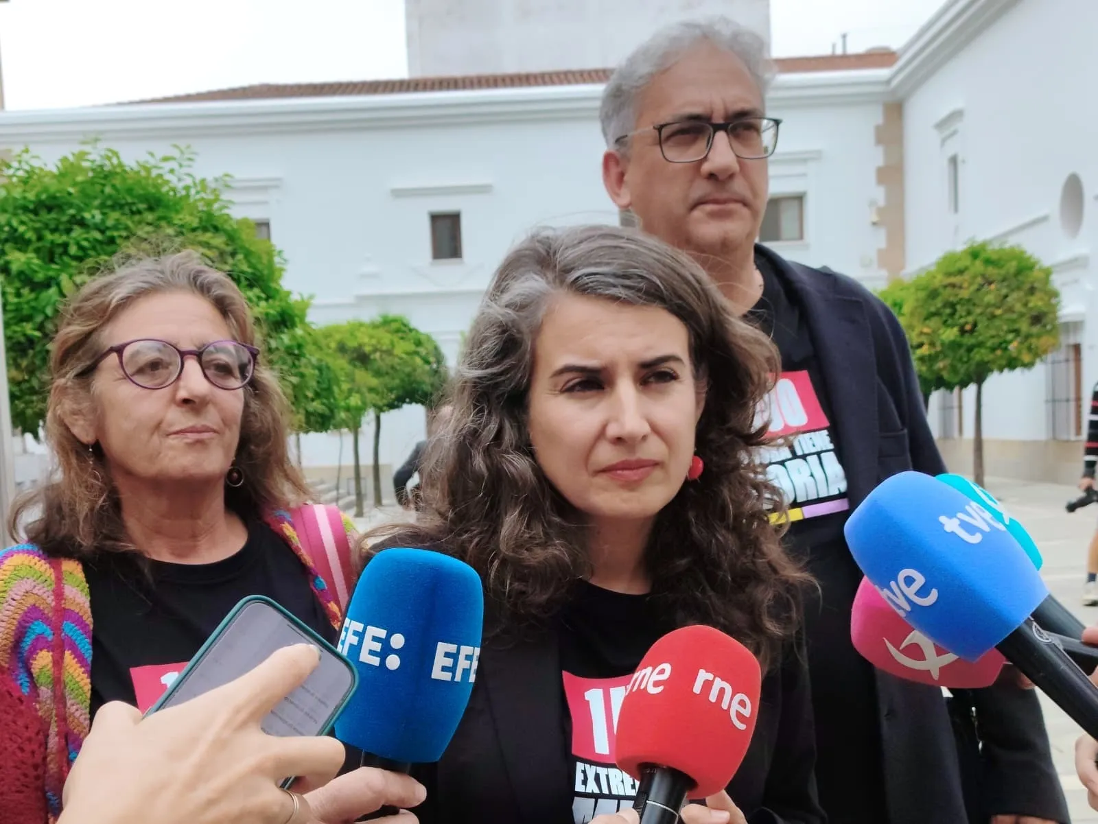 La portavoz de Unidas por Extremadura en la Asamblea, Irene de Miguel, atiende a los medios acompañada por compañeros de grupo. / LP