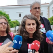 La portavoz de Unidas por Extremadura en la Asamblea, Irene de Miguel, atiende a los medios acompañada por compañeros de grupo. / LP