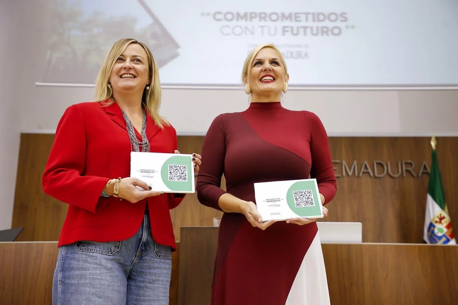 Entrega de los Presupuestos de Extremadura en la Asamblea de Extremadura este jueves por parte de la consejera Elena Manzano a Blanca Martín, / LP