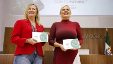 Entrega de los Presupuestos de Extremadura en la Asamblea de Extremadura este jueves por parte de la consejera Elena Manzano a Blanca Martín, / LP