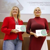 Entrega de los Presupuestos de Extremadura en la Asamblea de Extremadura este jueves por parte de la consejera Elena Manzano a Blanca Martín, / LP