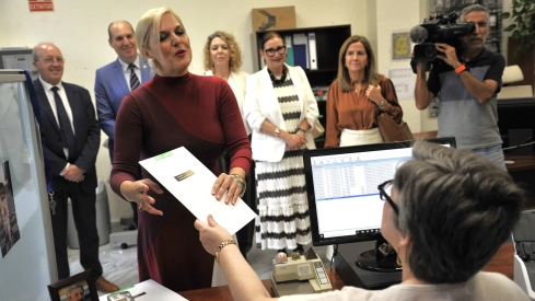 La consejera Elena Manzano entrega en el registro de la Asamblea las cuentas públicas de 2026. / Asamblea de Extremadura