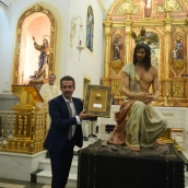 El autor de la obra, Eduardo Acero, con la nueva imagen de Jesús en la Oración en el Huerto de los Olivos. / Ayuntamiento de Villanueva