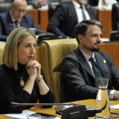 María Guardiola, sentada en su escaño de la Asamblea de Extremadura, junto a Abel Bautista, consejero de Presidencia. / LP María Guardiola, sentada en su escaño de la Asamblea de Extremadura, junto a Abel Bautista, consejero de Presidencia. / LP