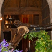 La talla del Cristo Negro es una obra de arte de gran valor histórico y devocional. Se trata de una escultura anónima en madera, datada a mediados del siglo XIV. / LP