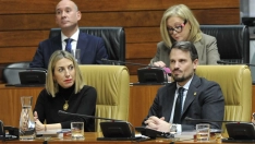 María Guardiola, en su escaño de la Asamblea de Extremadura junto a Abel Bautista. Detrás José Ángel Sánchez Juliá y Teresa Tortonda. / LP