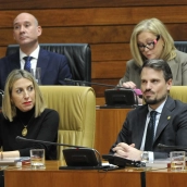 María Guardiola, en su escaño de la Asamblea de Extremadura junto a Abel Bautista. Detrás José Ángel Sánchez Juliá y Teresa Tortonda. / LP María Guardiola, en su escaño de la Asamblea de Extremadura junto a Abel Bautista. Detrás José Ángel Sánchez Juliá y Teresa Tortonda. / LP