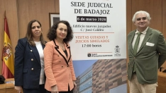  Beatriz Biedma, presidenta del Tribunal de Instancia de Badajoz, junto a María Félix Tena, presidenta TSJEx y Emilio García-Cancho, presidente de la Audiencia de Badajoz en una imagen de archivo. / LP 