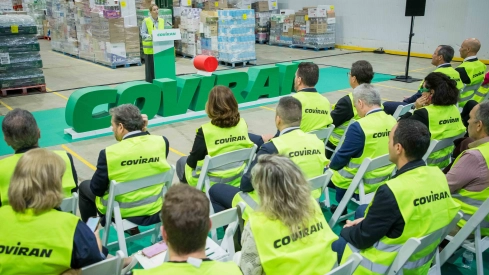 María Guardiola en su visita de este martes a las instalaciones de la plataforma logística de Covirán en Mérida. / LP