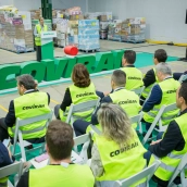 María Guardiola en su visita de este martes a las instalaciones de la plataforma logística de Covirán en Mérida. / LP