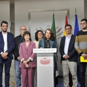 Irene de Miguel con el resto de miembros del grupo parlamentario de Unidas por Extremadura. / LP Irene de Miguel con el resto de miembros del grupo parlamentario de Unidas por Extremadura. / LP