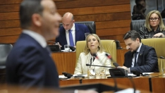 María Guardiola escucha el discurso de Óscar Fernández (Vox) desde su escaño este miércoles en la Asamblea. / LP