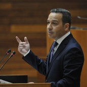 Óscar Fernández Calle, líder de Vox en Extremadura, el pasado miércoles cuando la formación votó también 'no' en primera vuelta. / Asambleaex Óscar Fernández Calle, líder de Vox en Extremadura, el pasado miércoles cuando la formación votó también 'no' en primera vuelta. / Asambleaex