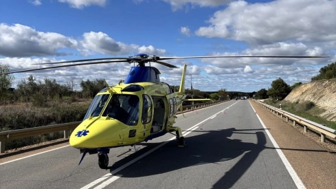 En el accidente del kilómetro 12 de la carretera CC-374, cerca de Santiago de Alcántara, hubo que movilizar un helicóptero. / LP En el accidente del kilómetro 12 de la carretera CC-374, cerca de Santiago de Alcántara, hubo que movilizar un helicóptero. / LP