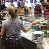 En Extremadura se han creado 6.700 empleos este último trimestre. En la imagen, dos camareros tras la barra de un bar. / LP En Extremadura se han creado 6.700 empleos este último trimestre. En la imagen, dos camareros tras la barra de un bar. / LP