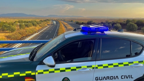 Imagen de un vehículo de la Guardia Civil de Tráfico delante de una autovía. / LP