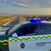 Imagen de un vehículo de la Guardia Civil de Tráfico delante de una autovía. / LP Imagen de un vehículo de la Guardia Civil de Tráfico delante de una autovía. / LP