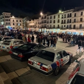 Con salida y llegada en la Plaza Mayor, el rally congregó a cerca de 60 coches clásicos, auténticas joyas del automovilismo con más de 25 años de antigüedad. / AM Con salida y llegada en la Plaza Mayor, el rally congregó a cerca de 60 coches clásicos, auténticas joyas del automovilismo con más de 25 años de antigüedad. / AM