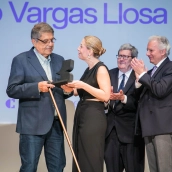 Entrega del premio de la Bienal Vargas Llosa en Cáceres por parte de María Guardiola. / LP Entrega del premio de la Bienal Vargas Llosa en Cáceres por parte de María Guardiola. / LP