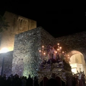 Estación de penitencia de la Hermandad de Jesús Orando en el Huerto desde Santa María del Castillo de Olivenza. / LP
