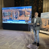 El alcalde de Plasencia, Fernando Pizarro, en la presentación el cartel de la Semana Santa de Plasencia. / MM