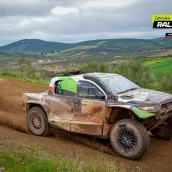 La tercera etapa del BP Ultimate Rally Raid Portugal, con salida y llegada en Badajoz, no solo comprimió la clasificación: también dejó fuera de combate a dos de los grandes nombres del rally.. / LP La tercera etapa del BP Ultimate Rally Raid Portugal, con salida y llegada en Badajoz, no solo comprimió la clasificación: también dejó fuera de combate a dos de los grandes nombres del rally.. / LP