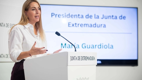 María Guardiola en rueda de prensa este lunes en Merida. / LP