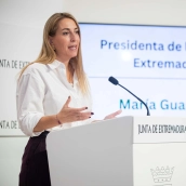 María Guardiola en rueda de prensa este lunes en Merida. / LP