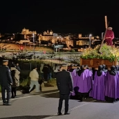 Procesión del Cristo del Amparo de Cáceres, con la estampa de la parte antigua al fondo. / LP