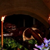 A las doce en punto de la noche las puertas de la Concatedral de Santa María se abrirán para revelar la imponente presencia del Cristo Negro. / LP 