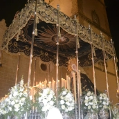 Nuestra Señora de la Soledad a su paso por la Plaza de España en la Semana Santa de Badajoz 2025. / LP