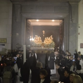 Salida de la Soledad de luto el Viernes Santo de la Semana Santa de Badajoz en 2025. / LP 