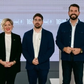 Soraya Vega y Álvaro Sánchez Cotrina junto al moderador Hernán Álvarez. / LP