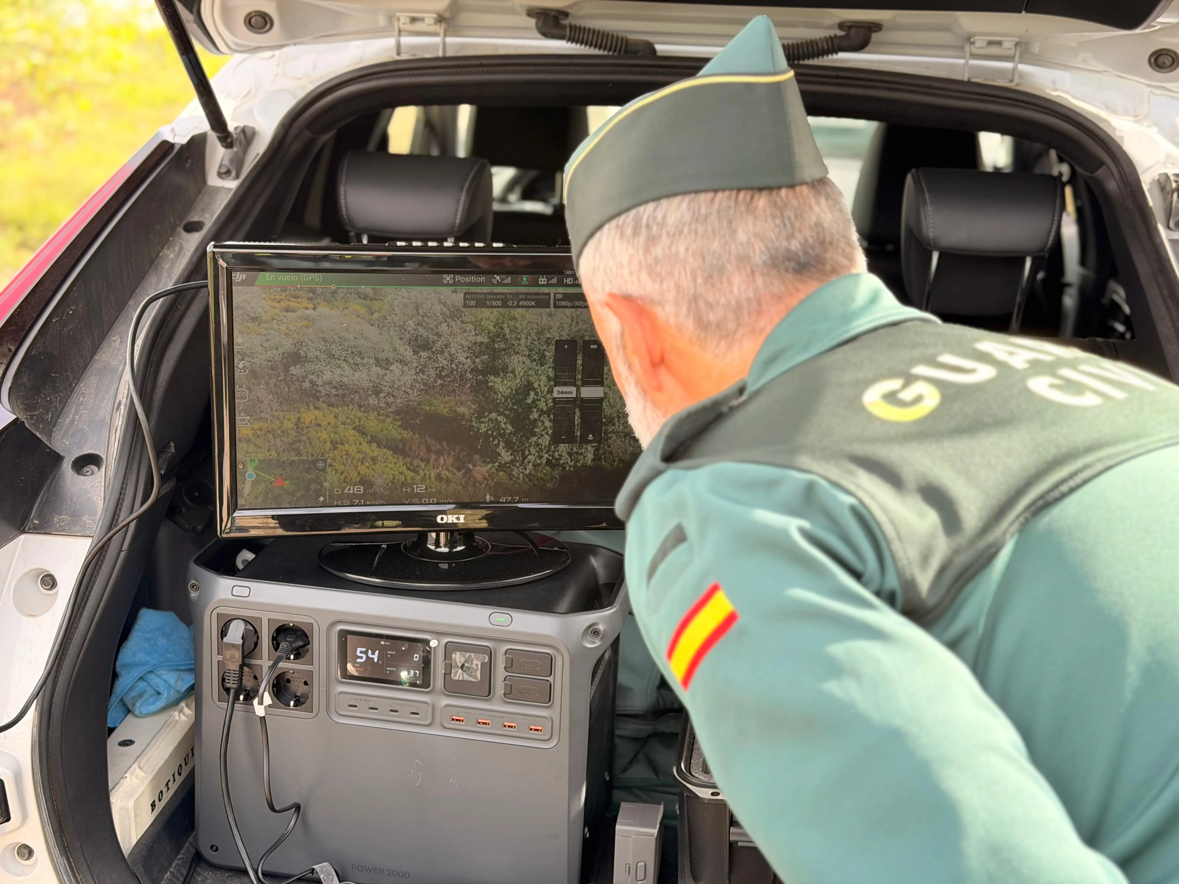 Un agente de la Guardia Civil visiona un dron utilizado para la vigilancia en el campo. / LP Un agente de la Guardia Civil visiona un dron utilizado para la vigilancia en el campo. / LP