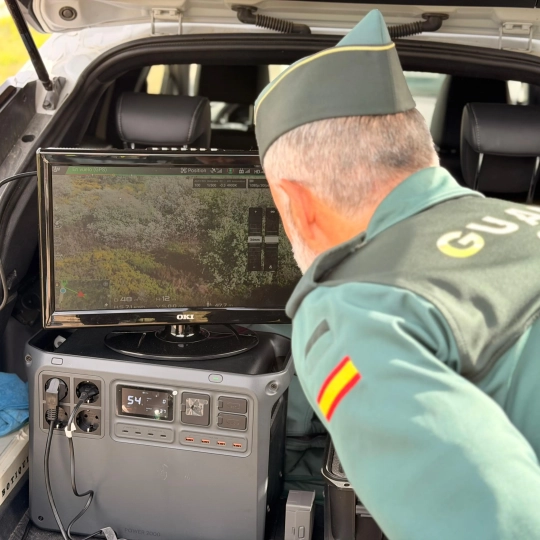 Un agente de la Guardia Civil visiona un dron utilizado para la vigilancia en el campo. / LP Un agente de la Guardia Civil visiona un dron utilizado para la vigilancia en el campo. / LP