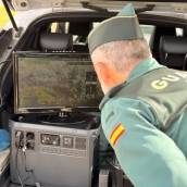 Un agente de la Guardia Civil visiona un dron utilizado para la vigilancia en el campo. / LP Un agente de la Guardia Civil visiona un dron utilizado para la vigilancia en el campo. / LP