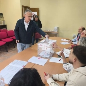 El presidente de la gestora, José Luis Quintana, de los primeros en acudir a votar en las Primarias del PSOE. / CEDIDA El presidente de la gestora, José Luis Quintana, de los primeros en acudir a votar en las Primarias del PSOE. / CEDIDA