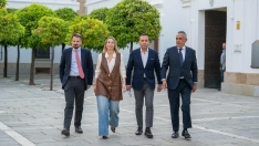 María Guardiola y Óscar Fernández Calle anuncian el acuerdo de gobierno en Extremadura junto a Abel Bautista y Ángel Pelayo Moreno.  / LP