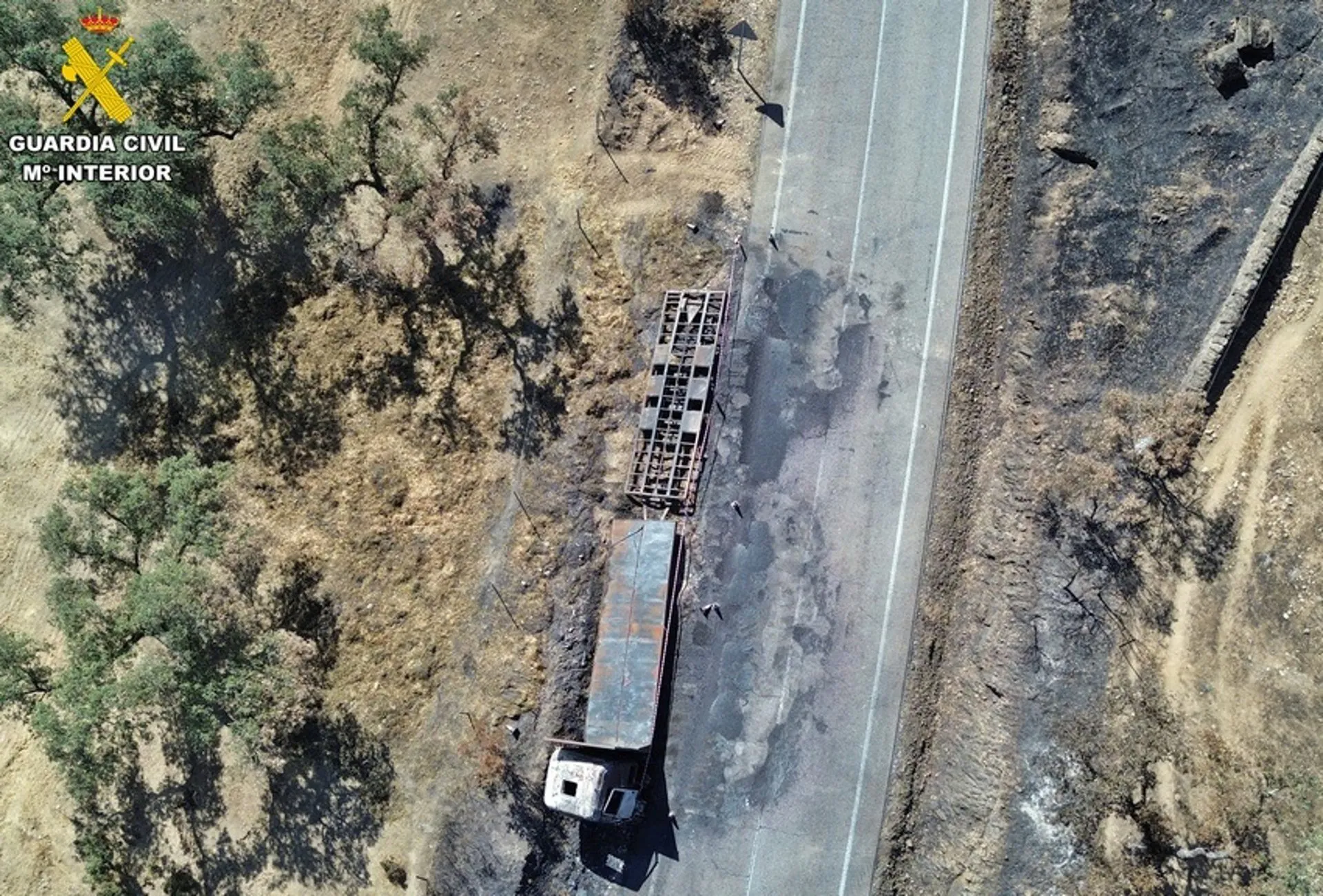Vista aérea del camión calcinado este pasado mes de agosto. / LP