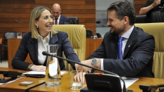 María Guardiola en su escaño junto al consejero de Presidencia en funciones, Abel Bautista. / LP