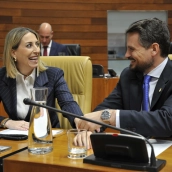 María Guardiola en su escaño junto al consejero de Presidencia en funciones, Abel Bautista. / LP