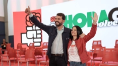La secretaria de Organización del PSOE, Rebeca Torró, junto a Álvaro Sánchez Cotrina. / EP