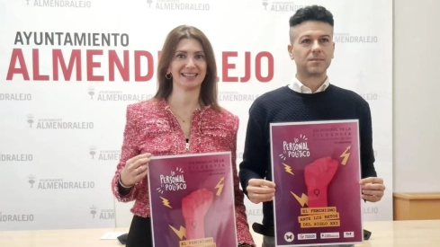 El profesor Ricardo Hurtado acompañado por la concejala de Educación, Isabel Ballesteros.  / LP