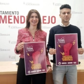 El profesor Ricardo Hurtado acompañado por la concejala de Educación, Isabel Ballesteros.  / LP